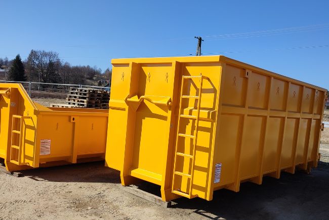Gelber Abrollcontainer mit Leiter: die ideale Lösung für Abrollcontainer kaufen, um Materialien und Abfälle effizient zu transportieren und zu lagern