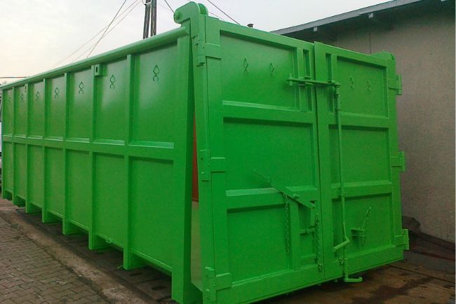 Tür eines grünen Abrollcontainers: Robuste Struktur für effizientes Abrollcontainer kaufen zur Lagerung und zum Transport von Gütern und Abfällen