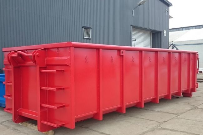 Seitenansicht eines roten Abrollcontainers mit Leiter: Ideale Lösung zum Abrollcontainer kaufen für den effizienten Transport und die Lagerung von Materialien und Abfällen