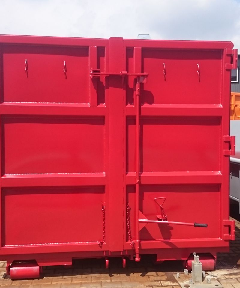 Rote Tür eines Abrollcontainers: Robuste Konstruktion für Transport und Lagerung von Materialien und Abfällen