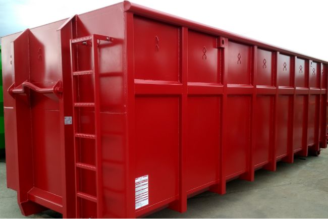 Robuster Abrollcontainer in leuchtendem Rot für Schrott und Bauschutt auf Baustellen