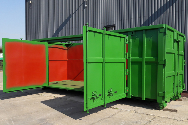 Abrollcontainer mit seitlicher Tür in frischem Grün für seitliches Beladen