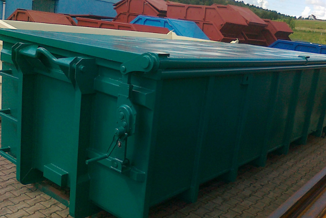 Stabiler Deckelcontainer in dunklem Grün, äußerst robust mit Stahldeckel und wahlweise Handwinde 