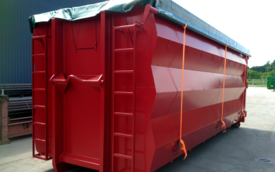 Roter Abrollcontainer mit Planenabdeckung: Hochwertige spantenfreie Bauweise