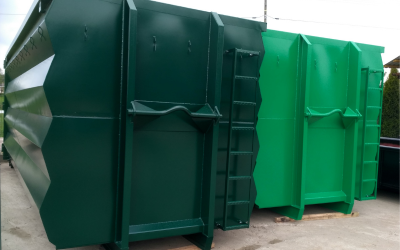 Zwei Abrollcontainer, einer in hellem Grün und einer in dunklem Grün
