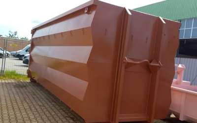 Ein brauner Abrollcontainer für den industriellen Einsatz