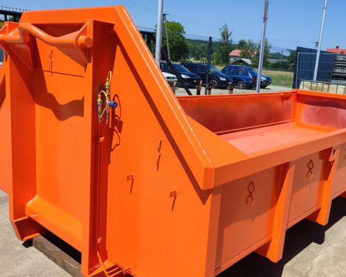 Orangefarbener Abrollcontainer mit Klappe - anpassbare Transportlösung für vielfältige Anforderungen