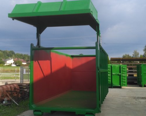 Grüner Abrollcontainer mit geöffneter hydraulischer Klappe - effiziente Lösung für den Transportbedarf