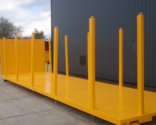 Gelbe Abrollplattform mit Rungen - sichere und vielseitige Transportmöglichkeit für Fracht