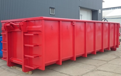 Roter Abrollcontainer mit Treppen auf beiden Seiten: Qualität, Langlebigkeit und individuelle Anpassung