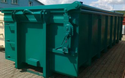 Ein grüner Deckelcontainer mit französischer Klappe 