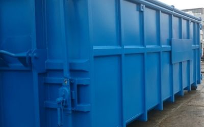 Detailansicht der blauen Deckelcontainer-Tür - robust, funktional und anpassbar für diverse Zwecke