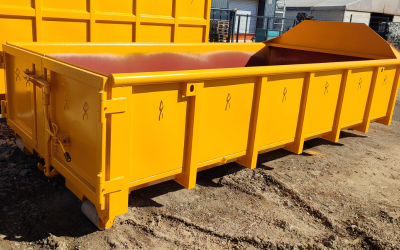 Gelber Bauschuttcontainer mit verschiedenen Zubehöroptionen