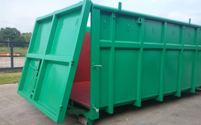 Grüner Abrollcontainer mit offenem Deckel