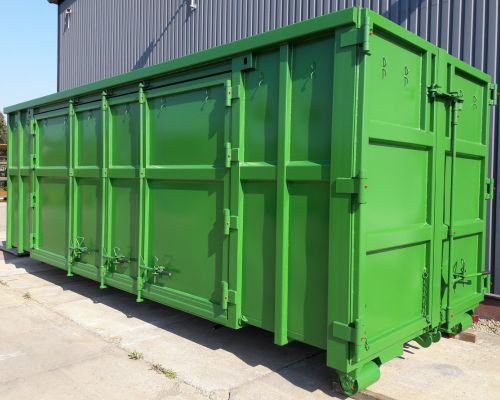 Grüner Abrollcontainer mit seitlicher Tür - vielseitige Lösung für einfache Beladung und bequemen Zugang zu Lagergut in der prägnanten Farbe Grün