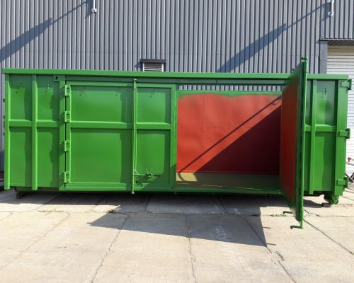 Geöffneter grüner Abrollcontainer mit seitlicher Tür - optimale Zugänglichkeit und großzügiger Stauraum für effizientes Handling von Waren in einem markanten Grün
