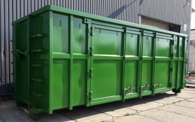 Seitenansicht grüner Abrollcontainer mit seitlicher Tür - praktische Öffnung für bequemen Zugriff auf den großzügigen Stauraum in auffälligem Grün