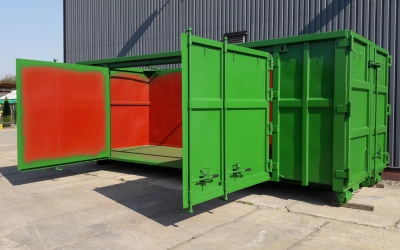 Breit geöffnete grüne Seitentür am Abrollcontainer - optimale Zugänglichkeit und großzügiger Stauraum für eine effiziente Nutzung in auffälligem Grün