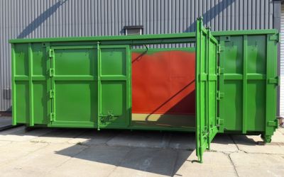 Seitenansicht eines offenen grünen Rollcontainers mit Seitentüren – guter Zugang und großer Stauraum