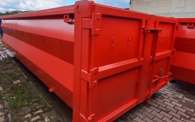 Roter Sondercontainer Bau - Einblick durch die Container-Tür in lebendigem Rot, perfekt für Bauprojekte und effiziente Lagerung