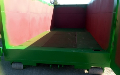 Offener grüner Abrollcontainer - flexible Lösung für verschiedenste Anforderungen mit großem Stauraum und einfacher Zugänglichkeit